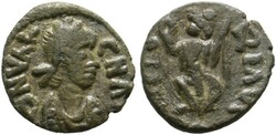 AE3/4 (0,77g) ca. 440-455 n. Chr. Roma, Büste mit Perlendiadem, ...