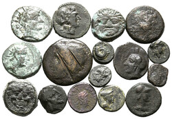 Lot Griechen (16) Lot von 16 Bronzemünzen, darunter: Kamarina (2x), ...