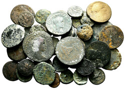 Lot Griechen (ca. 40) Lot von ca. 40 Bronzemünzen. Großteil ...
