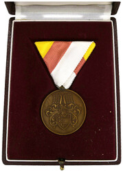 Konvolut von 4 Ehrenzeichen im Etui: 2x Med. ÖKB Steiermark, Med. 40 ...