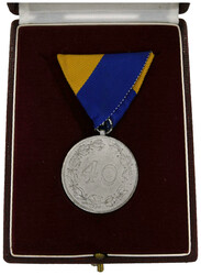 Konvolut von 4 Ehrenzeichen im Etui: 2x Med. ÖKB Steiermark, Med. 40 ...