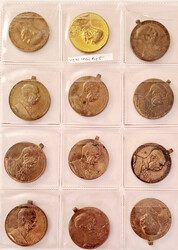 Konvolut von ca. 45 Stück meist ohne Öse in Album: 26x ...