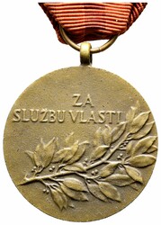 Konvolut von 7 Stück Absolventen Abzeichen der Militärakademie, 2x ...