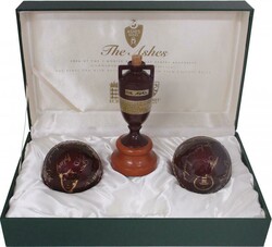 2006-07 ASHES Ceramic replica Ashes Urn with Australian & English ...