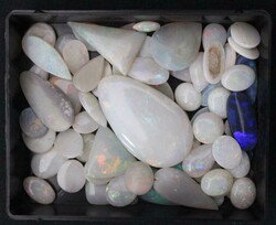 Coober Pedy (SA) white solids, mostly small pieces with a variety of ...