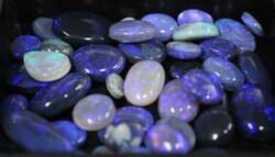 Lightning Ridge (NSW) black and white solids, various sizes. (42)