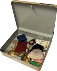 MONETE, MEDAGLIE, VARIE Lotto di medaglie e monete oltre ad altra ...