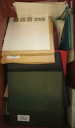Une caisse accumulation de timbres période 1960-1990 par multiples, ...
