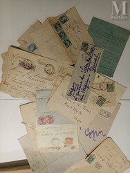 Une pochette contenant une petite correspondance dont trois ballons ...