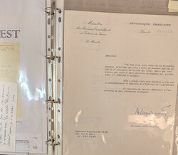 1932-1977, environ 30 lettres, cartes de visite et documents divers ...