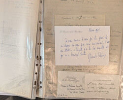 1932-1977, environ 30 lettres, cartes de visite et documents divers ...