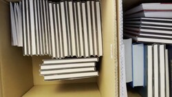 VARIE - Accumulo di Letteratura filatelica, prevalentemente Cataloghi ...