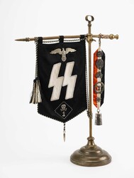 Tisch-Ständer des sogenannten "Alten Kämpfer Stammtisch" aus dem ...