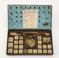 Preußen, Münzwaage mit 22 quadratischen Messinggewichten mit ...