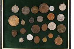 MEDAILLEN, kleiner Posten bestehend aus einigen Medaillen, Ansteckern ...