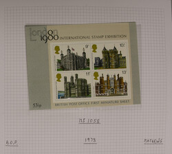 GREAT BRITAIN Q.E.II mint MS in two binders with Face Value approx. ...