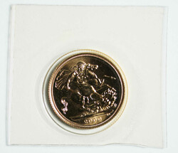 2000 Britain QEII gold Sovereign (KM1002). Royal mint. 22mm, 7.988g. ...