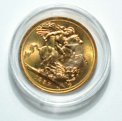 1957 Britain QEII gold Sovereign (KM908). Royal mint. 22mm, 7.988g. ...