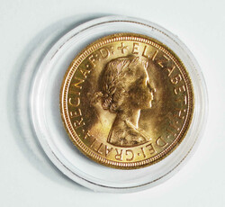 1957 Britain QEII gold Sovereign (KM908). Royal mint. 22mm, 7.988g. ...