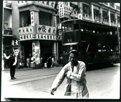 1950s large size press photo (24x20cm) showing junction of Des Voeux ...