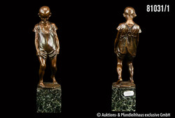 Bronzefigur Junge mit hochgezogener Hose, patiniert, auf der Plinthe ...
