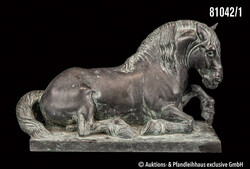 Carl Baum (1892-1966) Liegendes Pferd/ Kaltblut, Bronze, grün ...