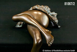 Bruno Bruni (1935) Liegender weiblicher Akt, teilweise mit Mantel ...