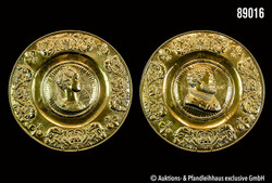 Zwei Schauplatten im Stil der Renaissance, Messingblech, rund, im ...