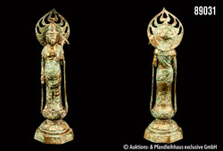 Guanyin, Bronze mit Resten von Vergoldung, stehende Darstellung des ...