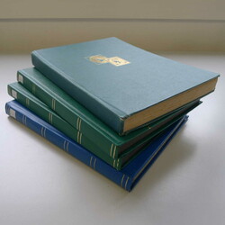 ÖSTERREICH, Sammlung in vier Alben, viele ältere Werte vertreten, ...