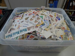 WELT, x-10'000 Marken (ca.) in Kiste auf Ausschnitten, dabei auch ...