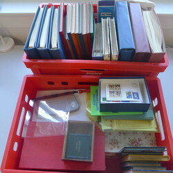 1850-2000, 2 Postor-Kisten voll mit Alben und Marken, vorab einige ...