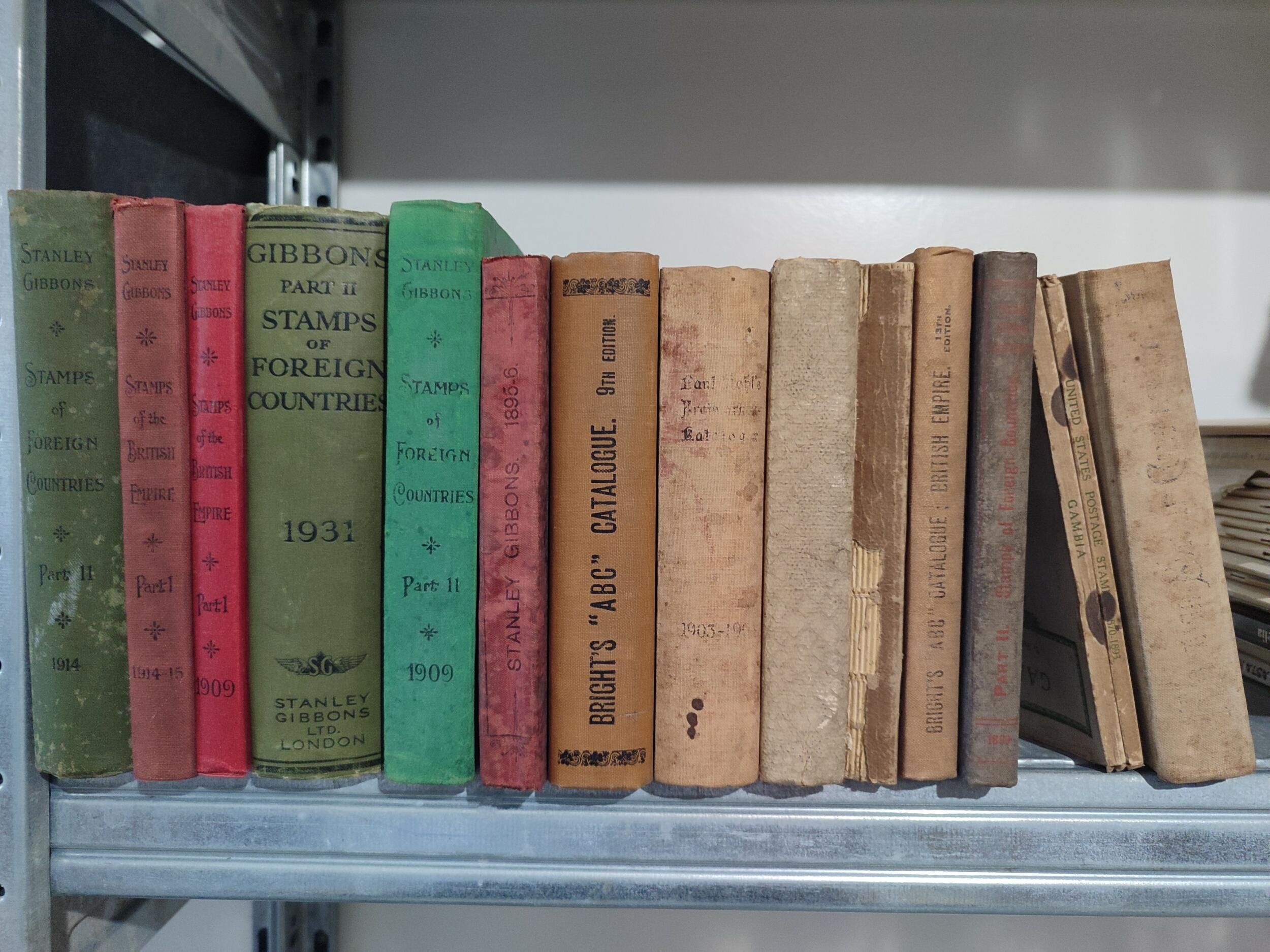 1899 - Insieme di cataloghi della Stanley Gibbons dal 1899 al 1931, ...