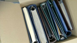 Posten im Bücherkarton, dabei u.a. Bundesrepublik Vordruckalben ...
