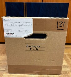 MATERIAAL. Doos met 6 lege dikke grootformaat insteekboeken in ...