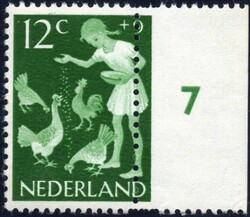 Kind nr. 782 met sterk verschoven verticale perforatie aan ...