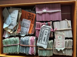 Bilhetes de transportes * Caixa contendo largas centenas de bilhetes ...