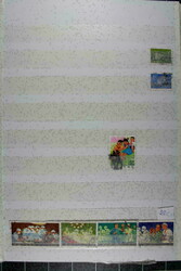 ASIEN, Bananenkarton mit 12 meist dicken Steckbüchern voll mit ...