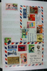 ASIEN, Bananenkarton mit 12 meist dicken Steckbüchern voll mit ...