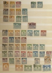 China, 1868-1967, Partie in 2 Einsteckbüchern mit u.a. 1. Republik, ...